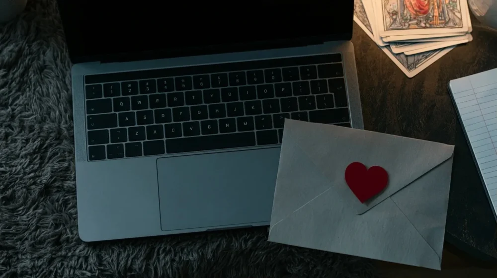 Ordinateur et enveloppe symbolisant une guidance amoureuse reçue par mail